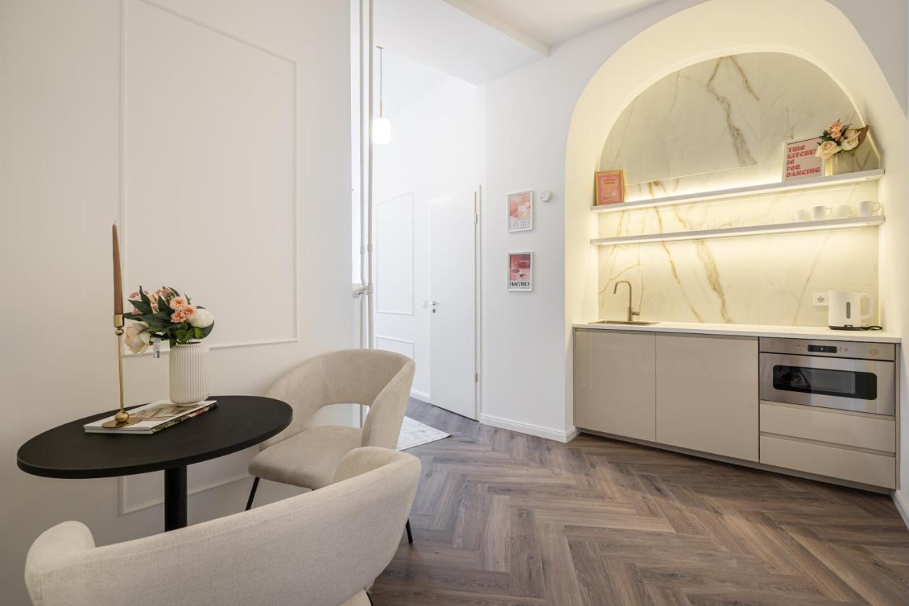 E13 - Grand Boulevard Heritage Suite - Best Location By Bqa Budapest Exteriör bild