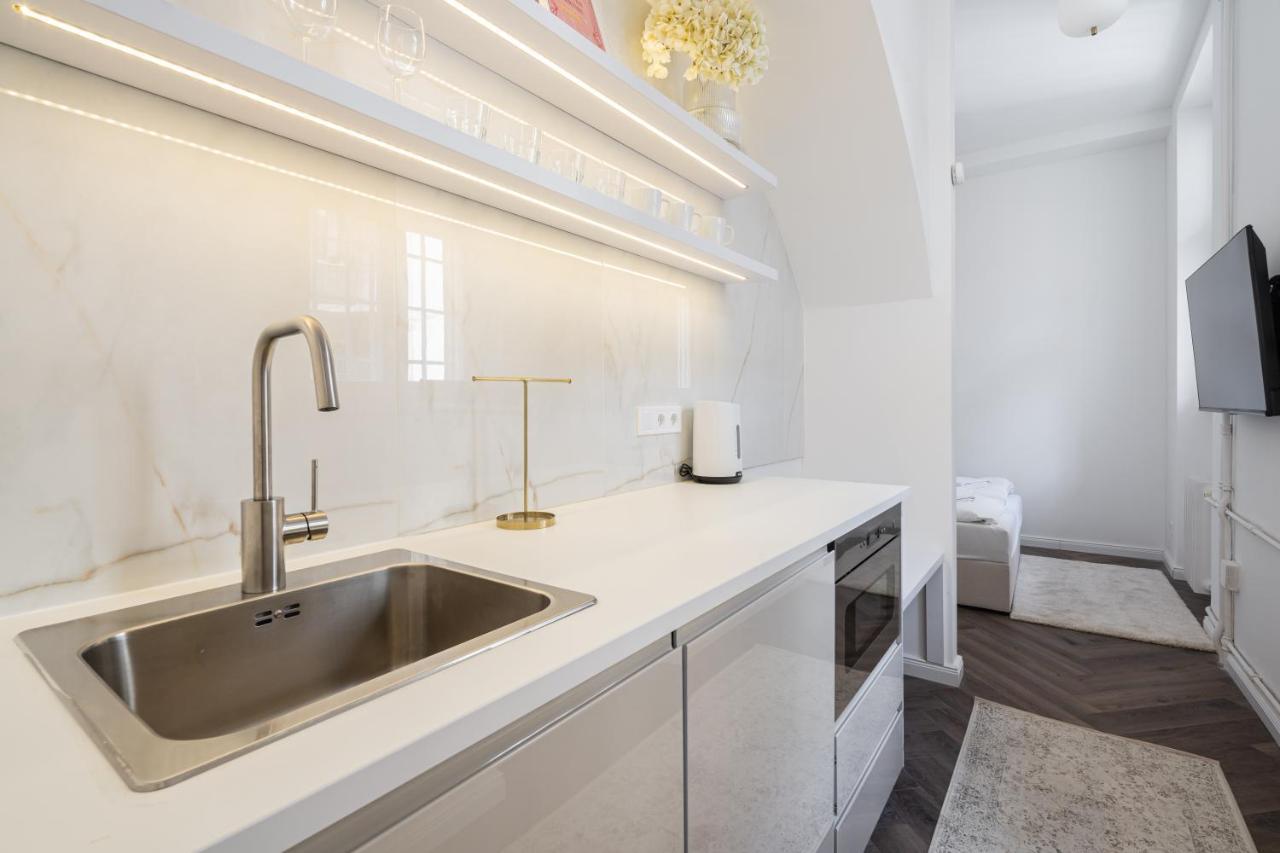 E13 - Grand Boulevard Heritage Suite - Best Location By Bqa Budapest Exteriör bild