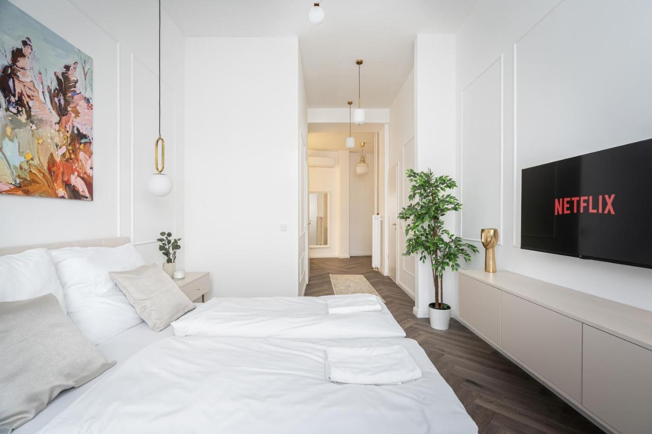 E13 - Grand Boulevard Heritage Suite - Best Location By Bqa Budapest Exteriör bild