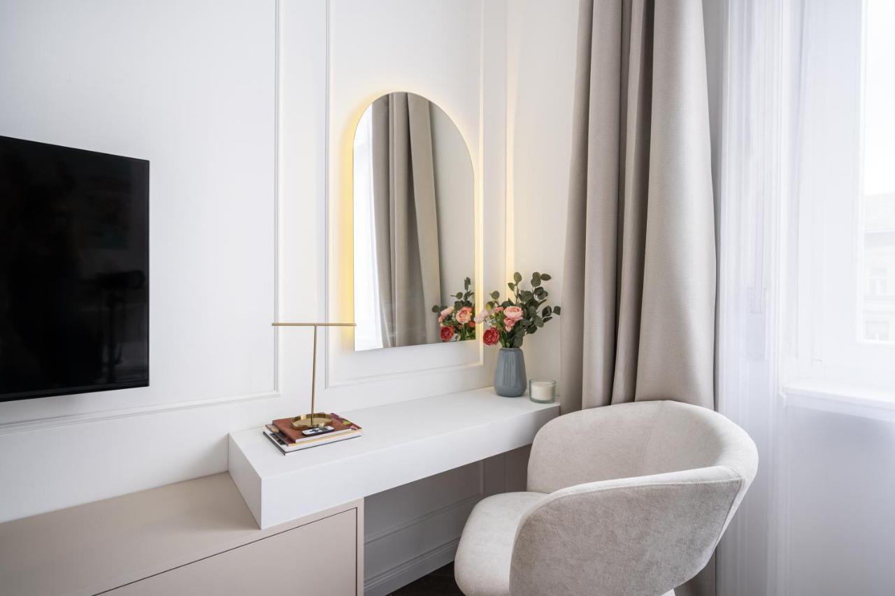 E13 - Grand Boulevard Heritage Suite - Best Location By Bqa Budapest Exteriör bild