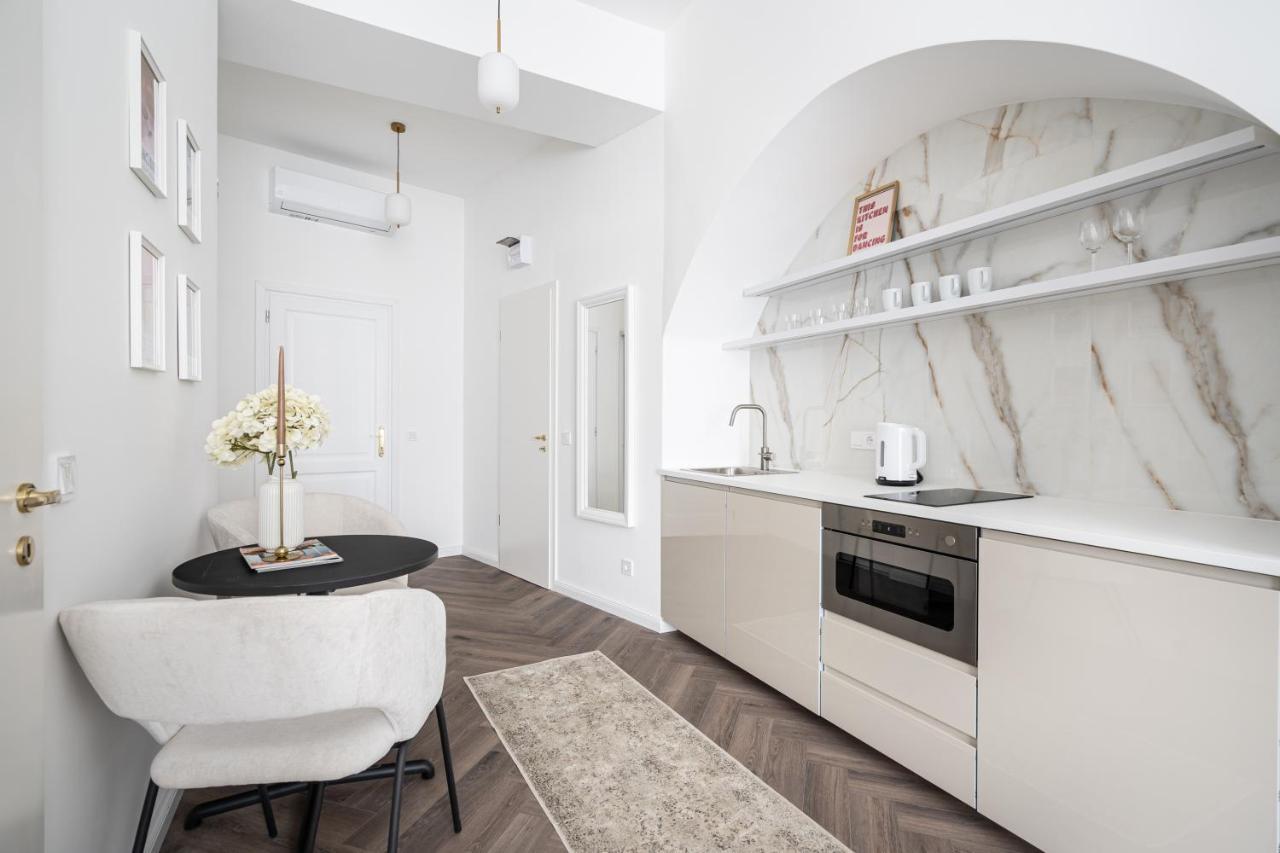E13 - Grand Boulevard Heritage Suite - Best Location By Bqa Budapest Exteriör bild