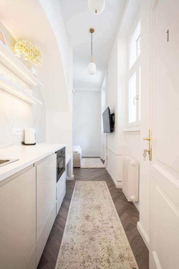 E13 - Grand Boulevard Heritage Suite - Best Location By Bqa Budapest Exteriör bild